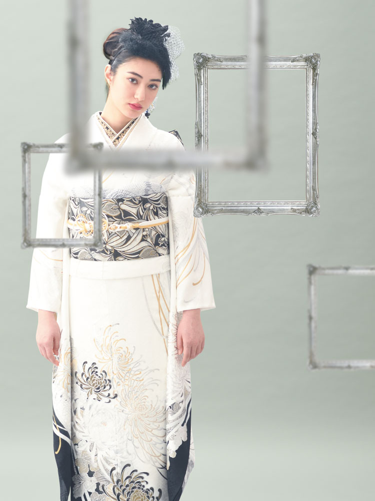 菊の意匠をモノトーンで個性的にデザインしたモード系の一着